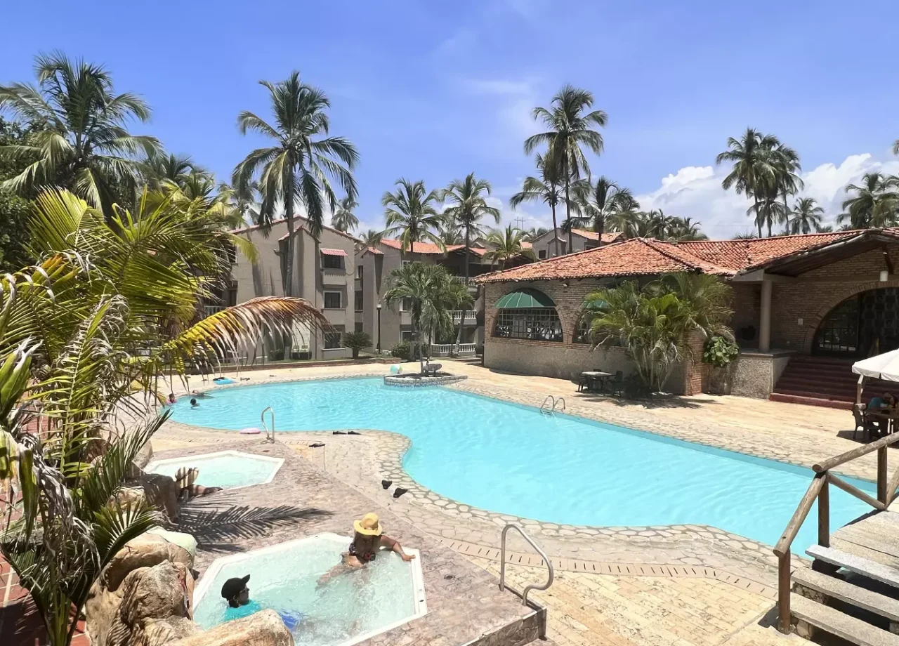 Hotel mendihuaca Piscina 02