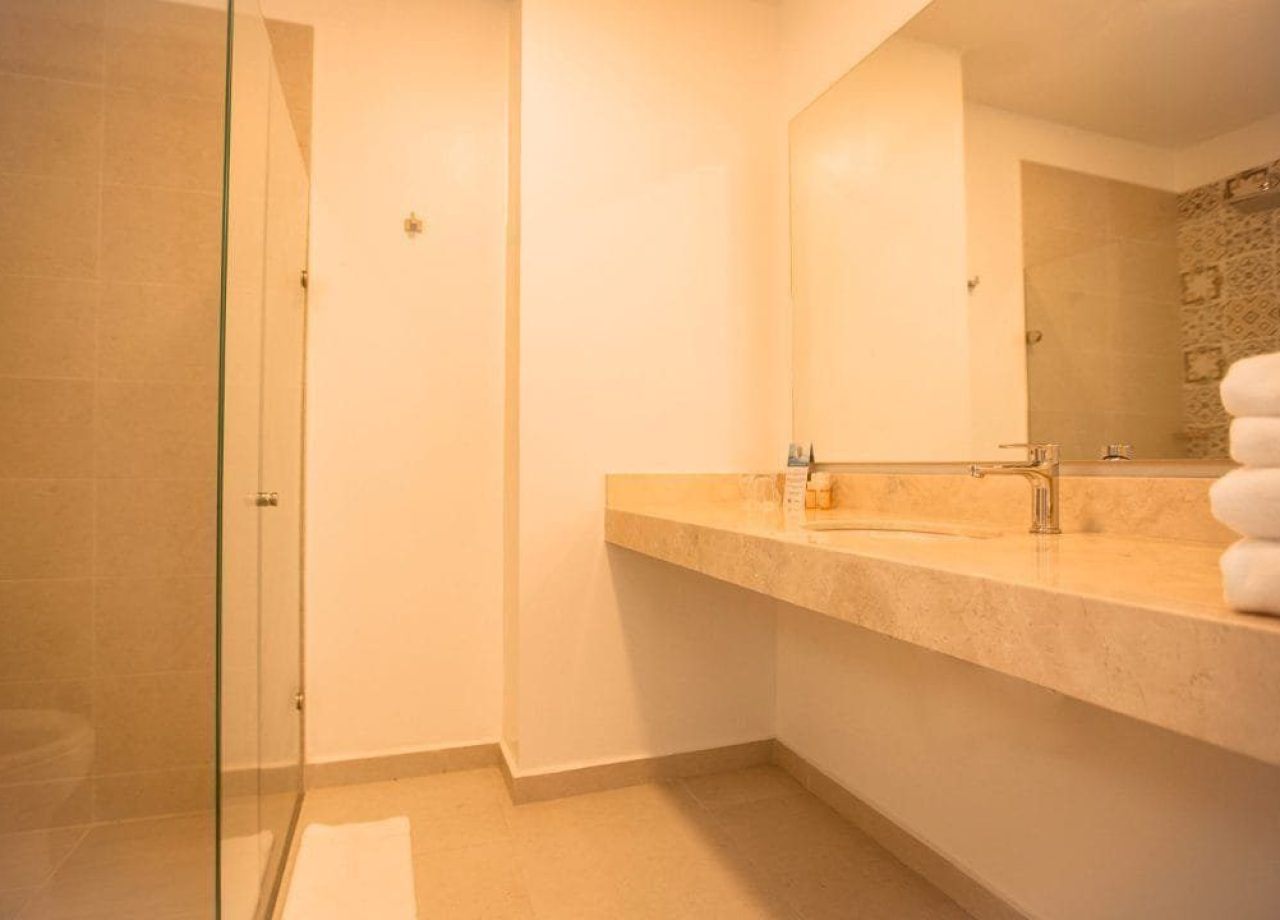 baño-hbitación-hotel-decameron-San-Luis