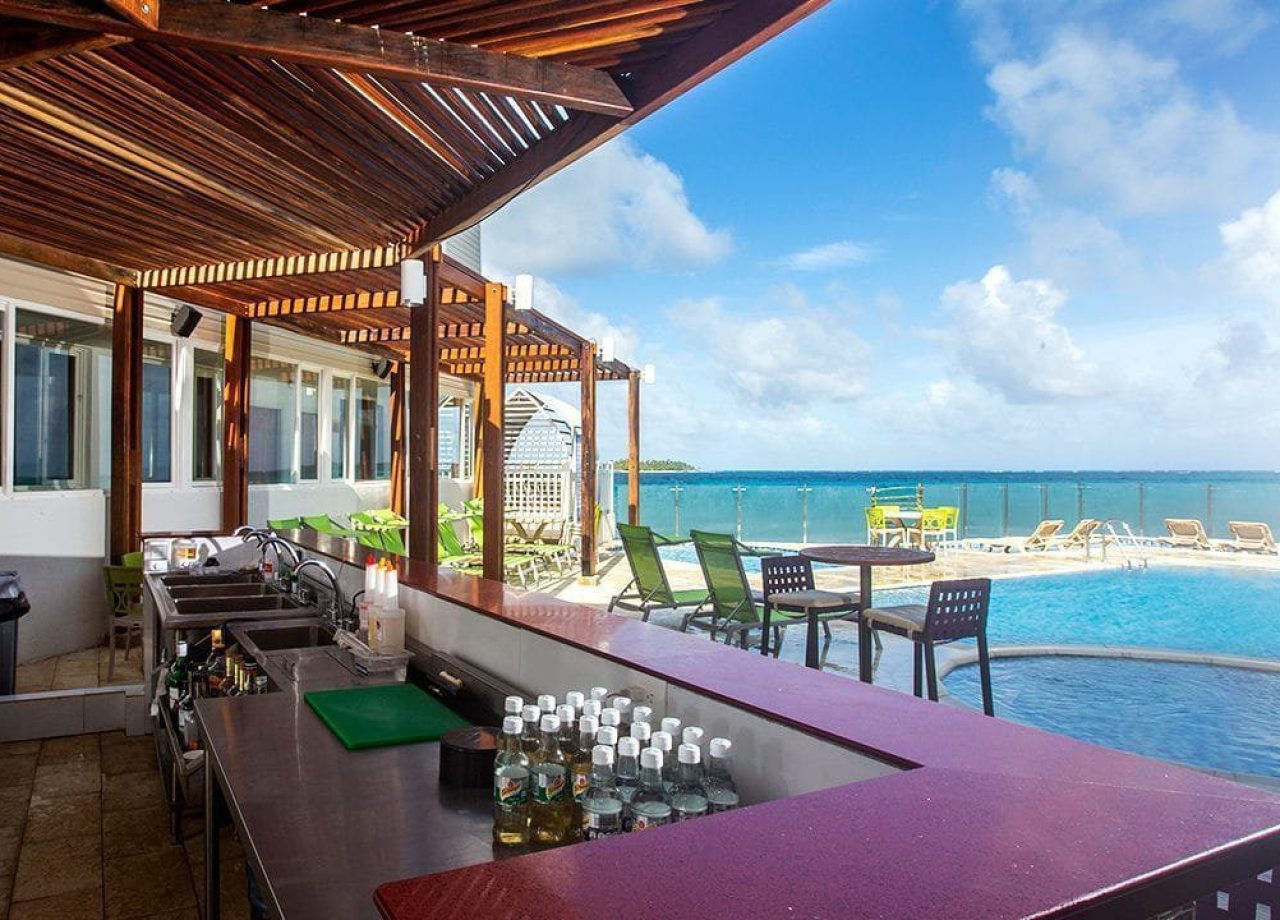 bar-exterior-hotel-decameron-maryland