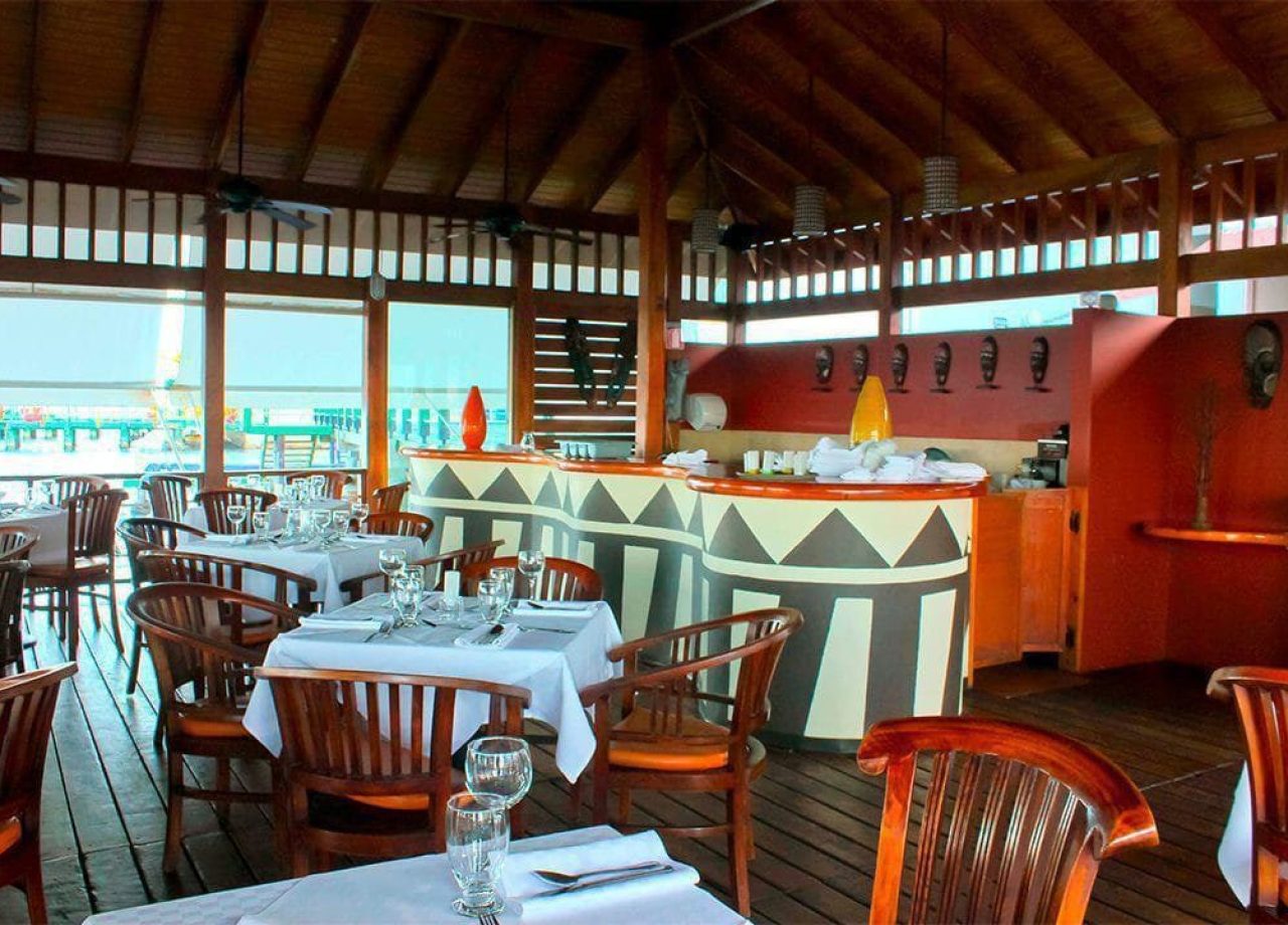 hotel-decamerón-los-delfines-salon