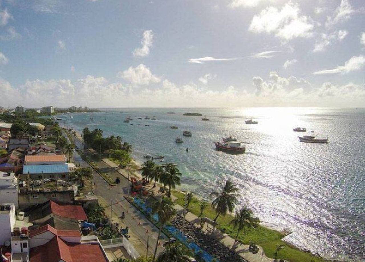 Yate navegando por la bahía de San Andrés con vistas al Caribe.