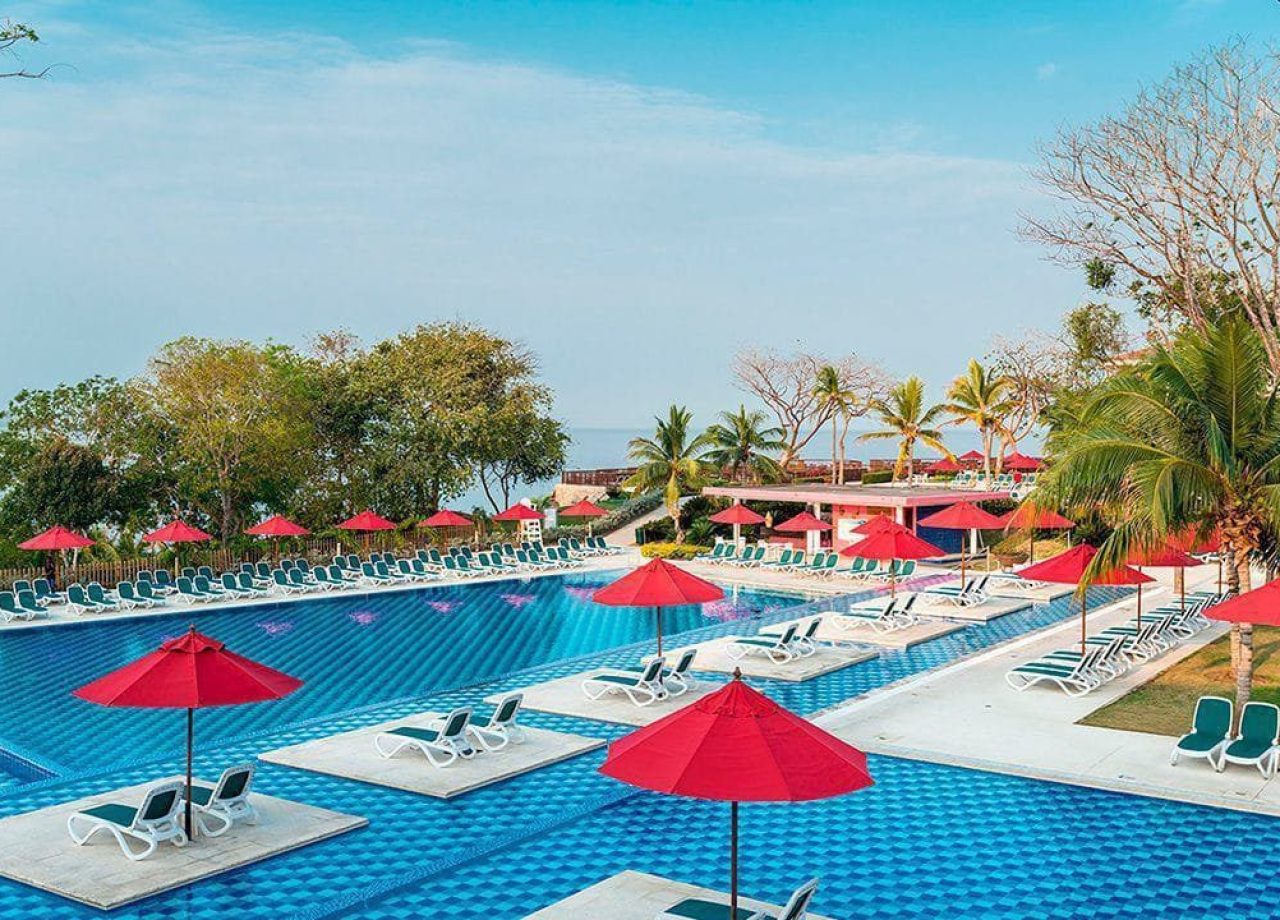 panoramica-piscina-hotel-decameron-baru